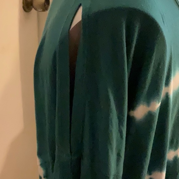 Layne Bryant size 14/16. Tye dyed look. Peek a boo sleeves. Tie-dyed tunic. - Picture 2 of 11
